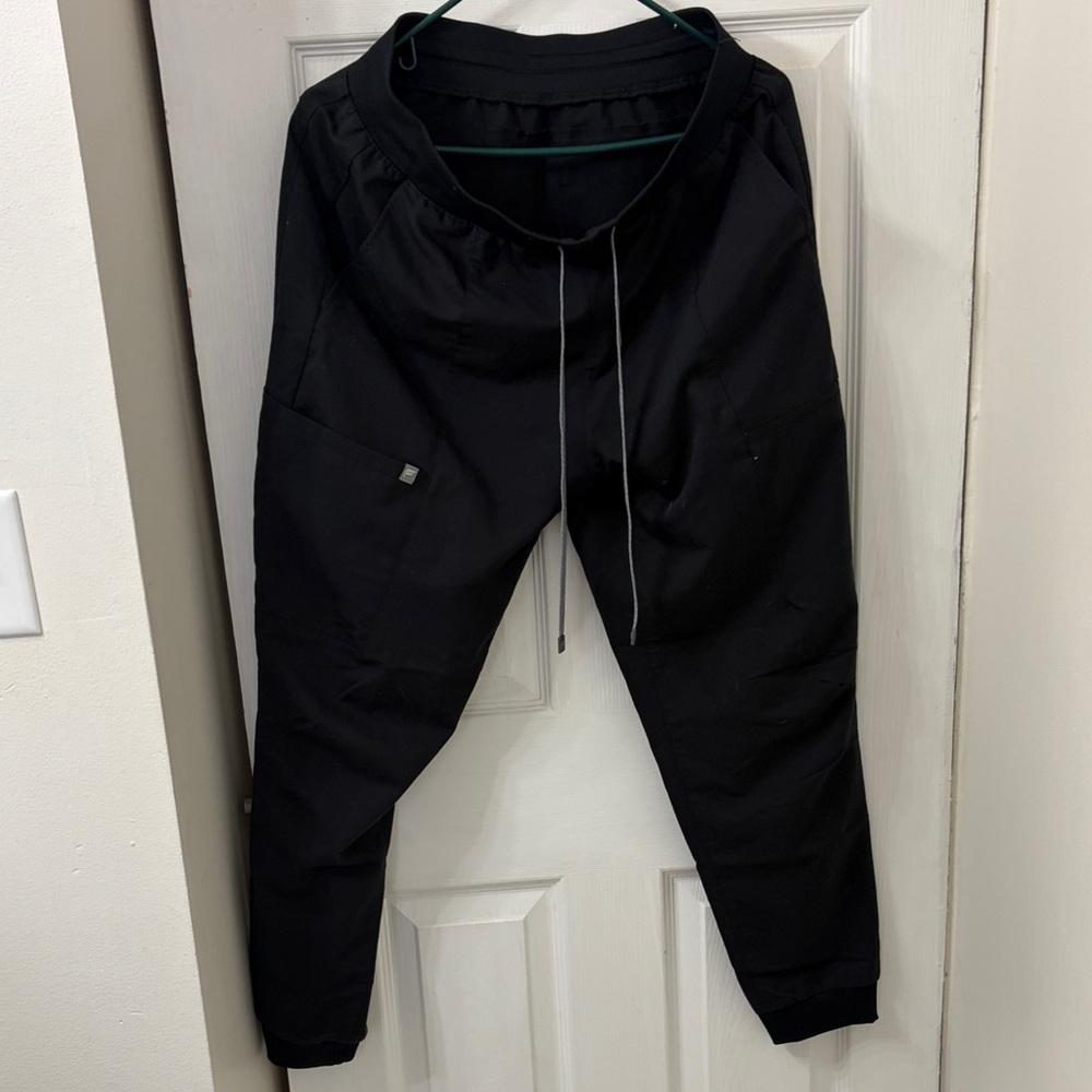 Fabletics Black Scrub Set - Picture 5 of 12